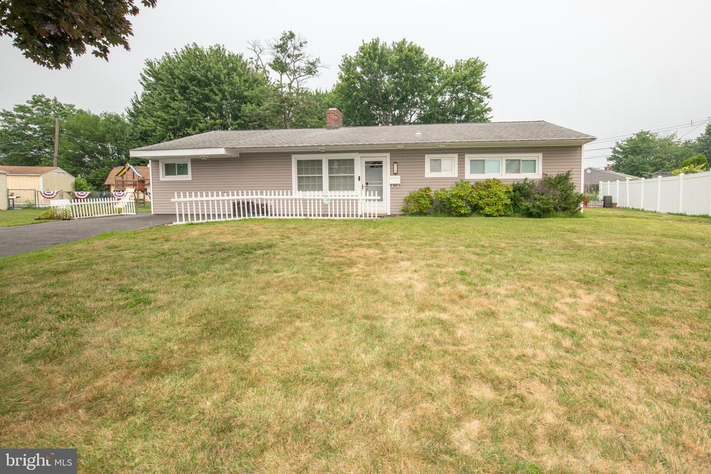 51 Serpentine Lane, Levittown