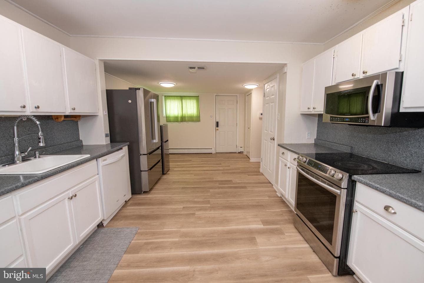 51 Serpentine Lane photo 3