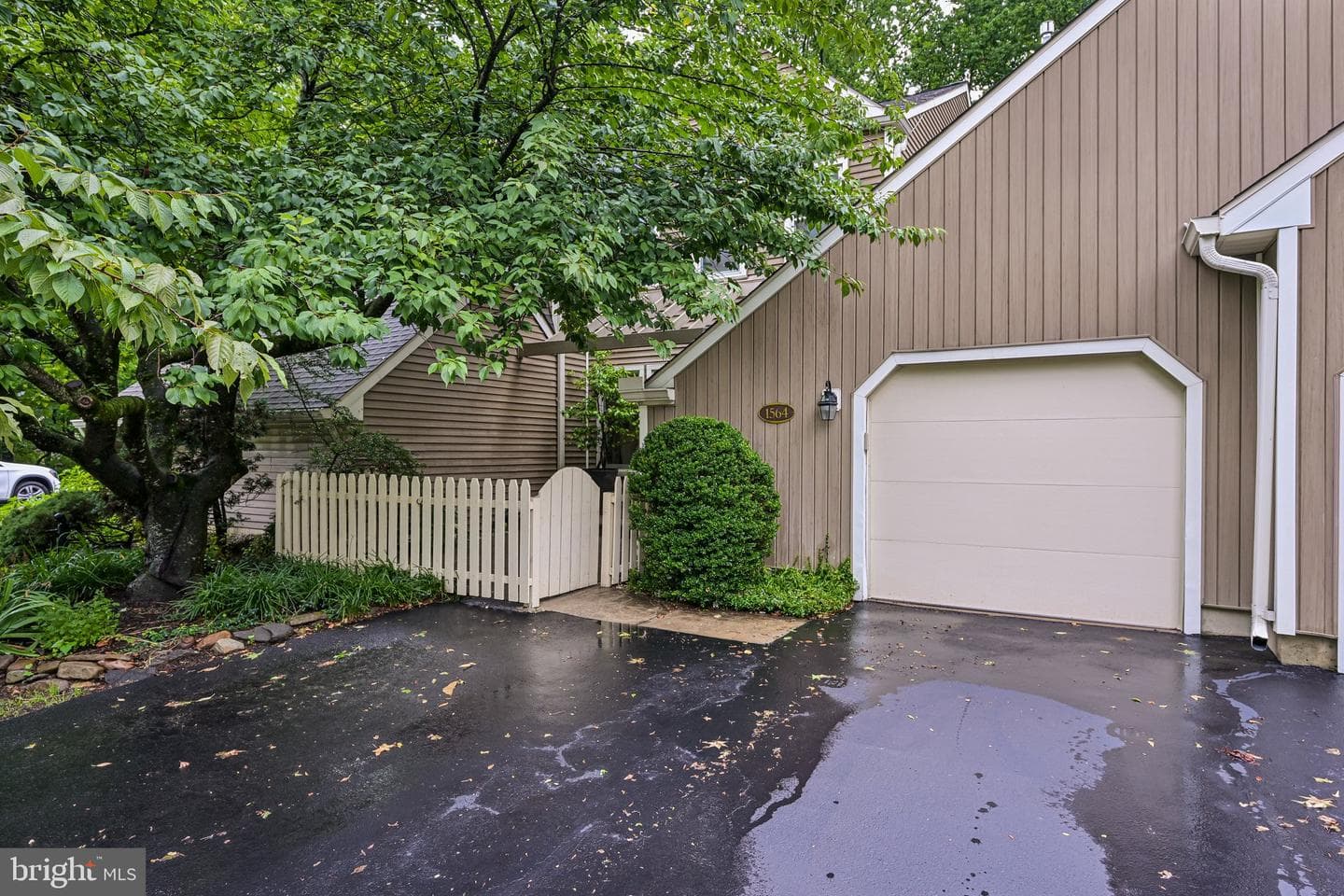 1564 Applewood Circle photo 3