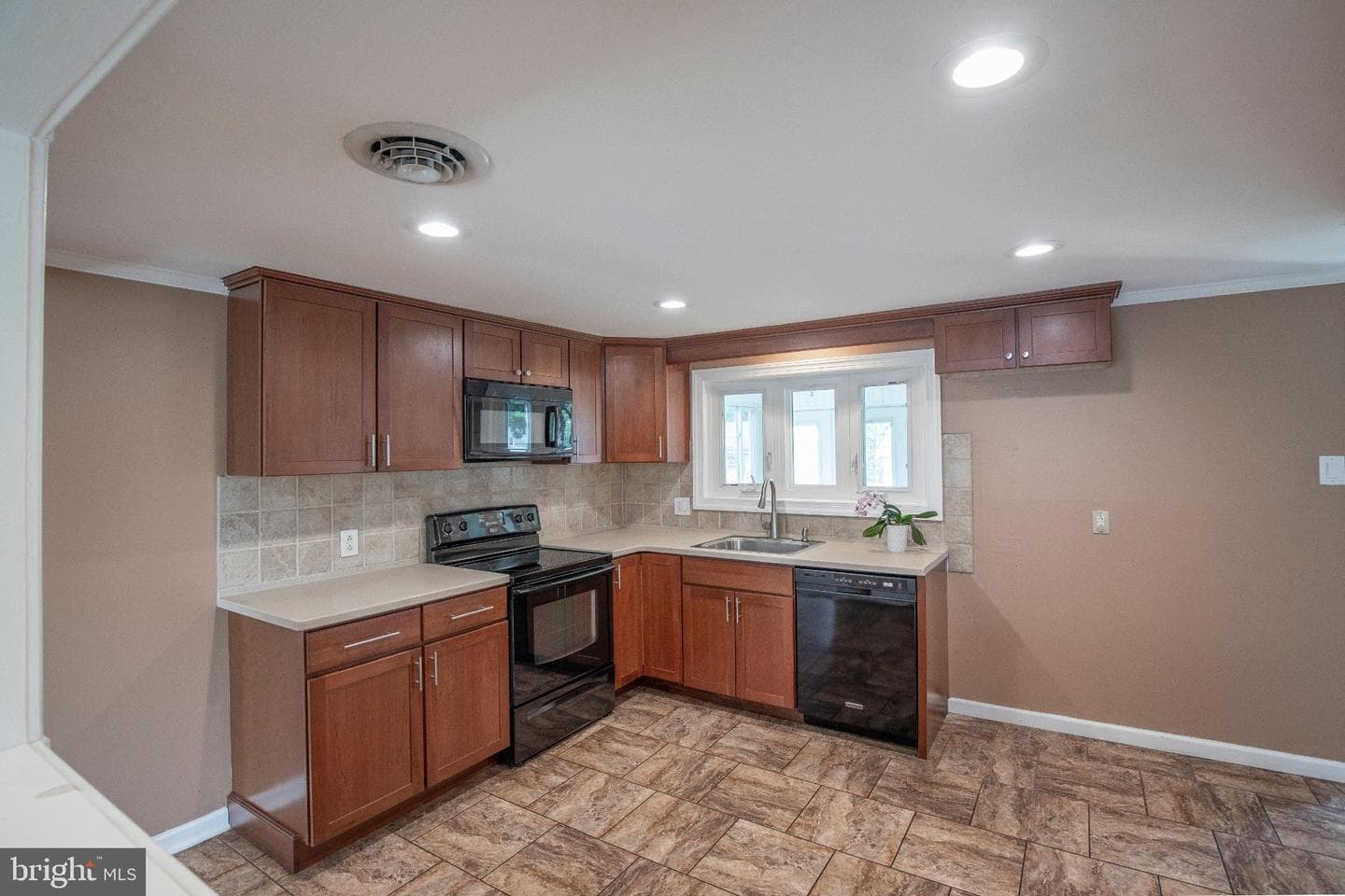 772 Clifford Street photo 11