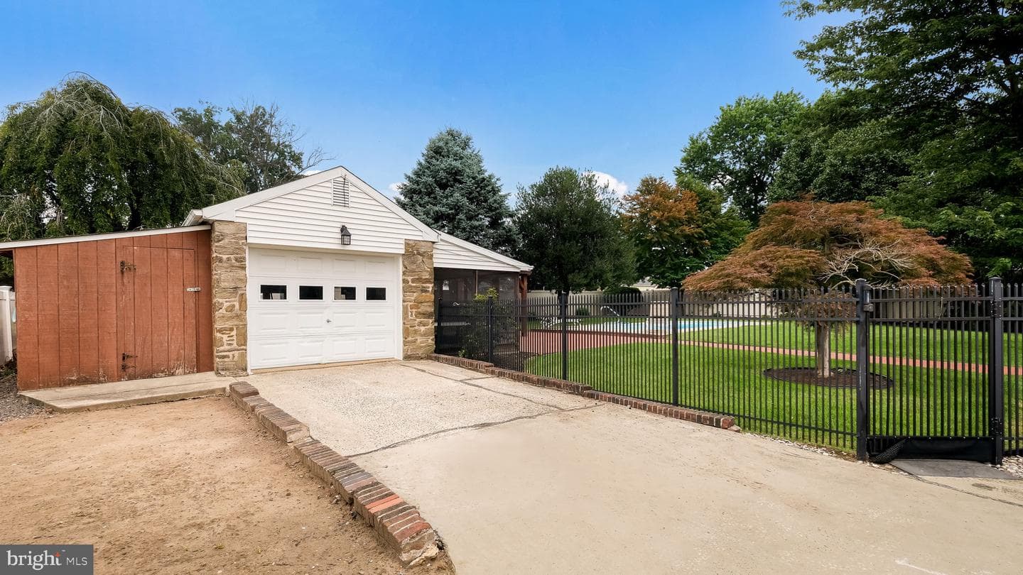 6609 N Radcliffe Street photo 25