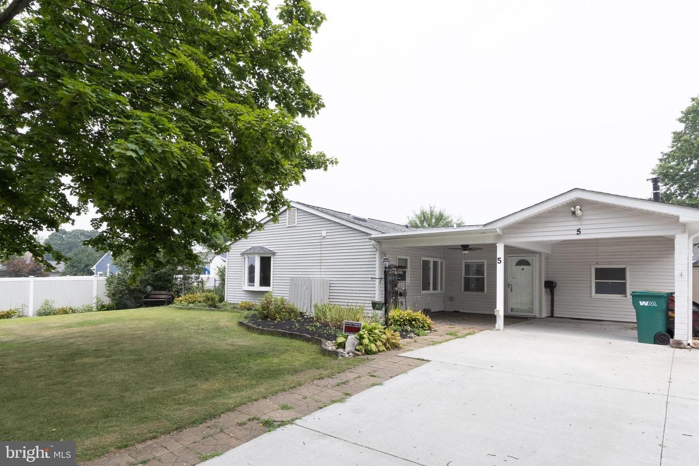 5 Sweetbriar Lane, Levittown