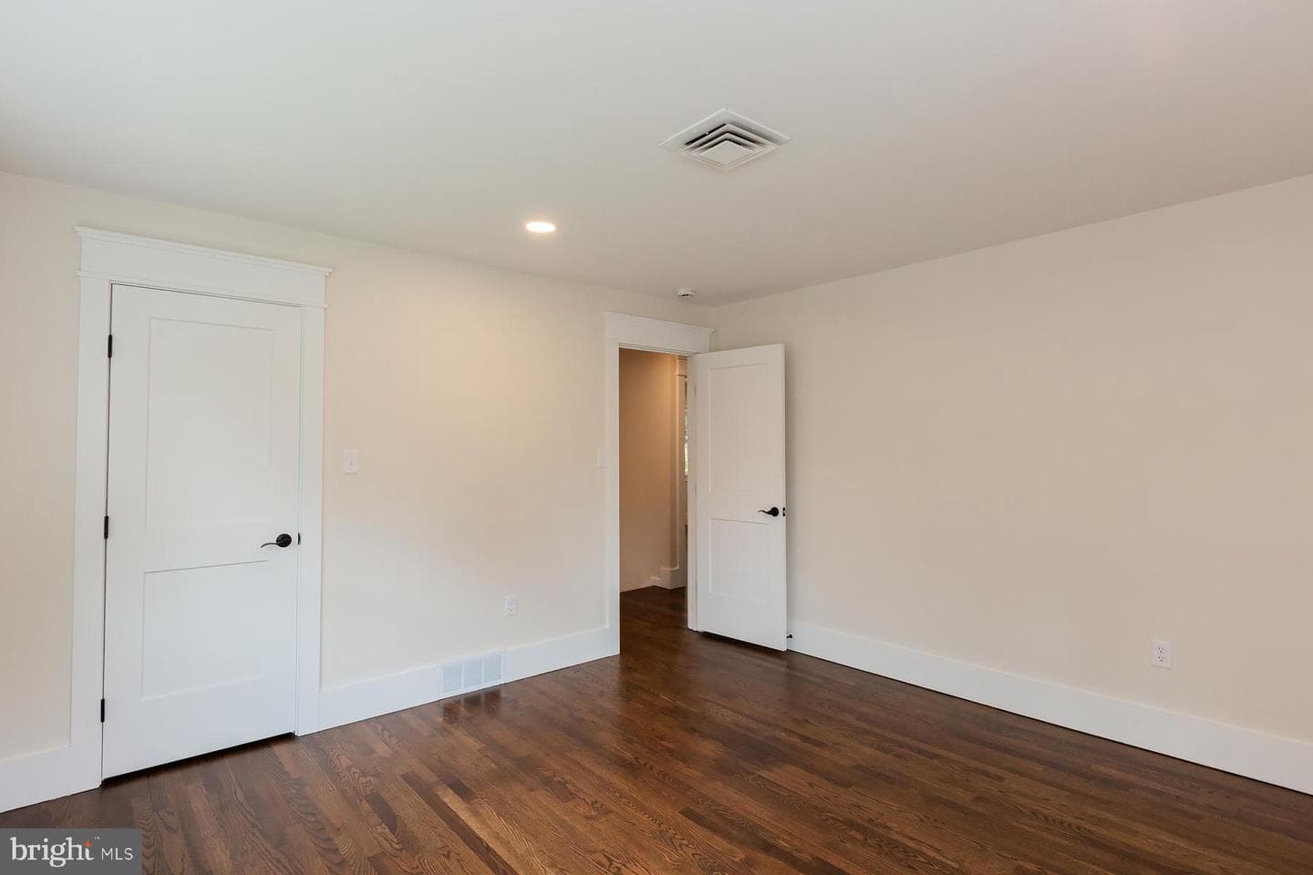 908 W Walnut Street photo 32