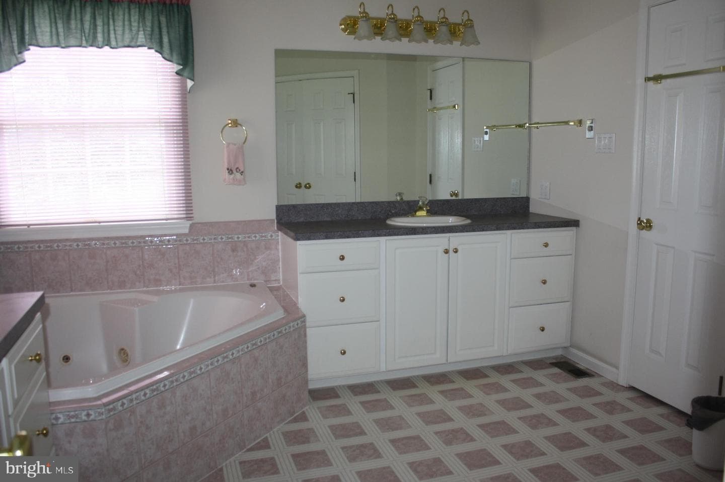 70 Derbyshire Dr photo 14