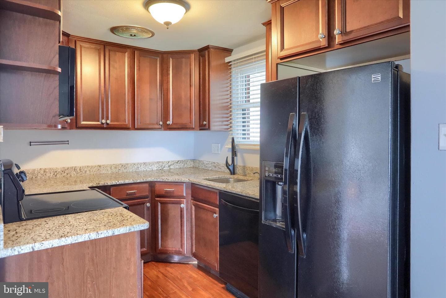 550 Walton Street photo 12