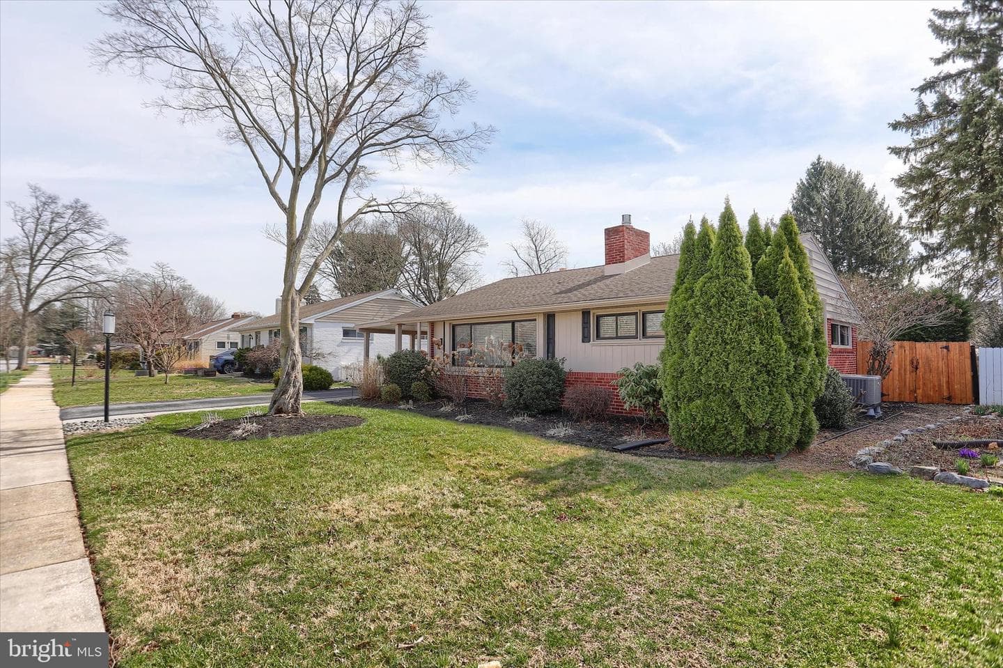 550 Walton Street photo 2