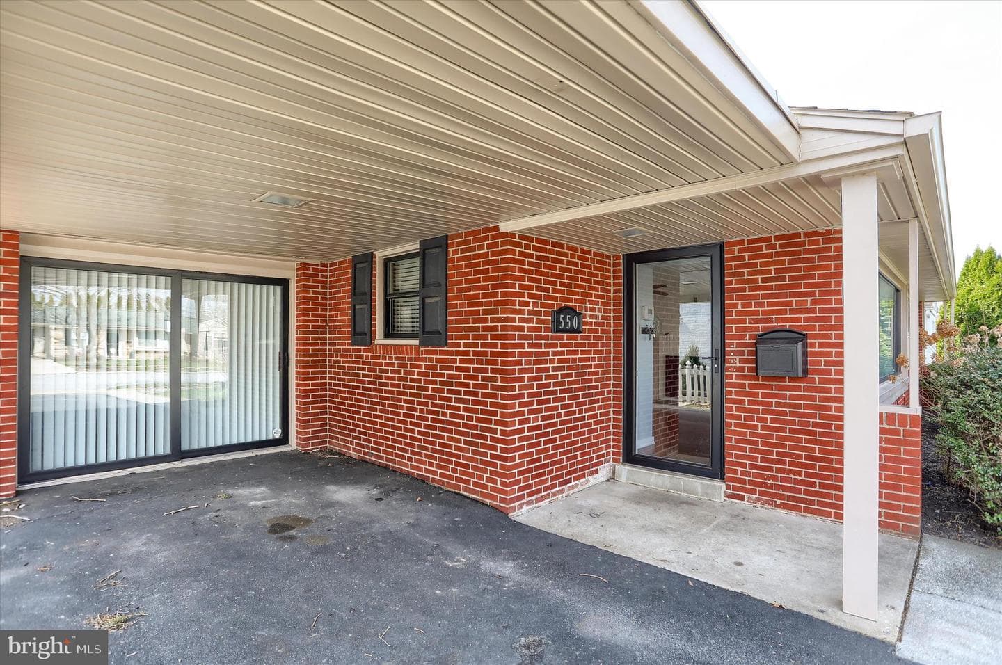 550 Walton Street photo 6
