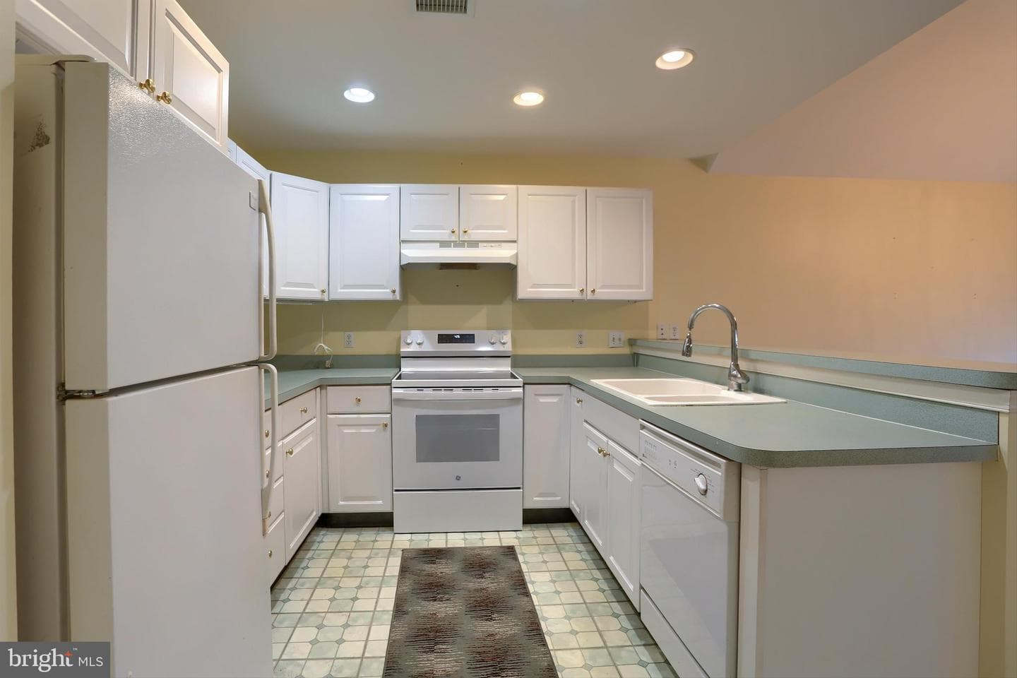 28 Longwood Drive photo 12