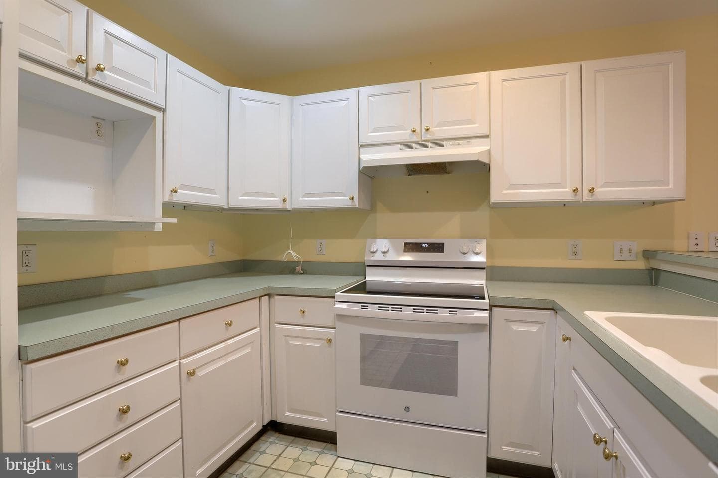 28 Longwood Drive photo 13