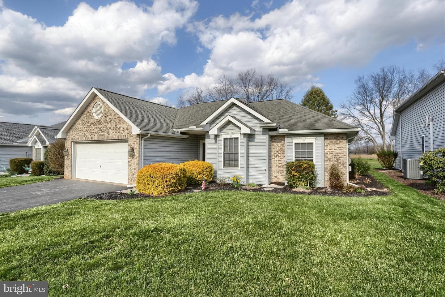 28 Longwood Drive photo 4