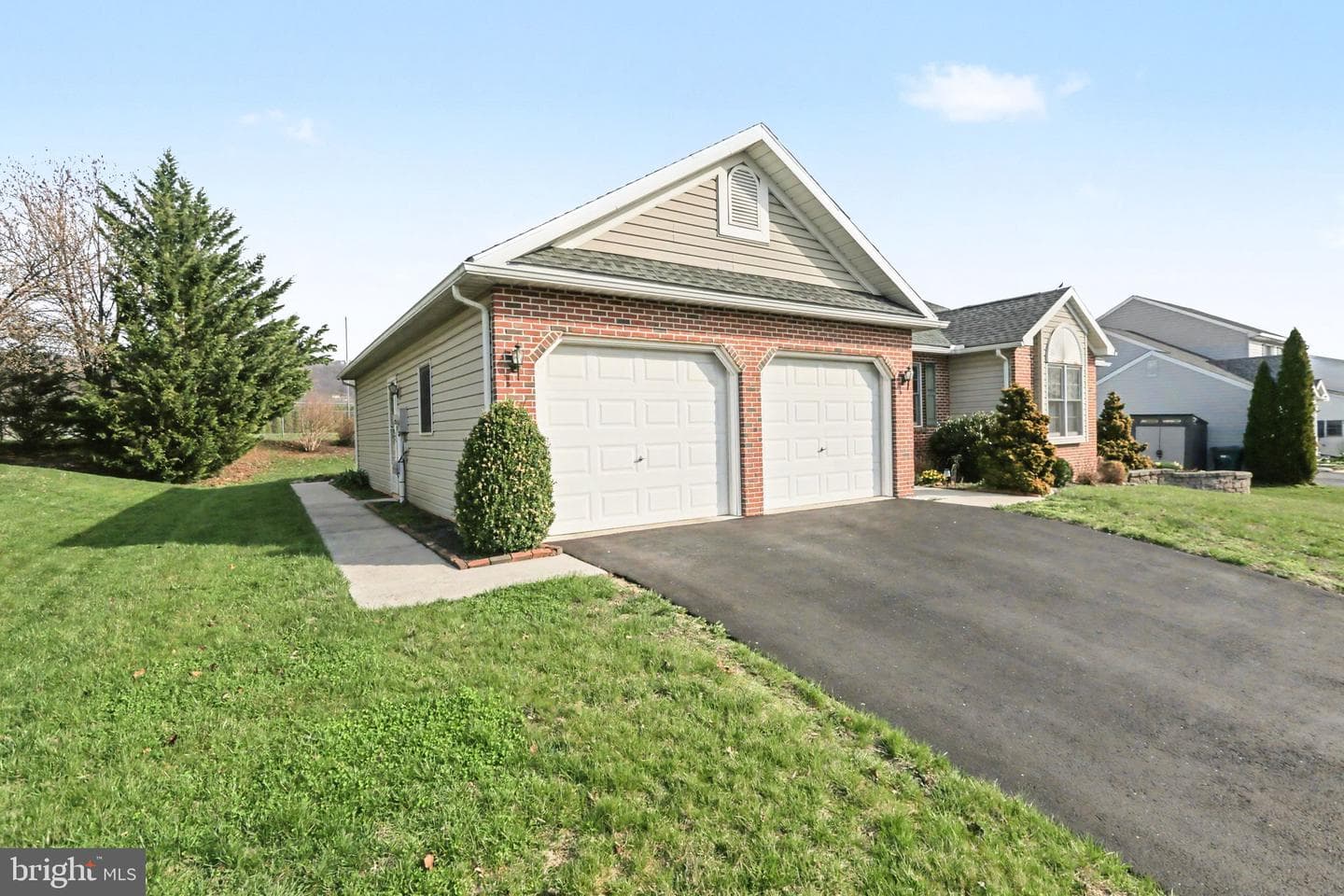 33 Blue Spruce Drive photo 3