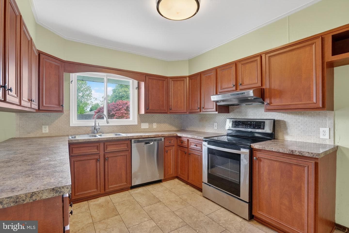 913 Gobin Street photo 17