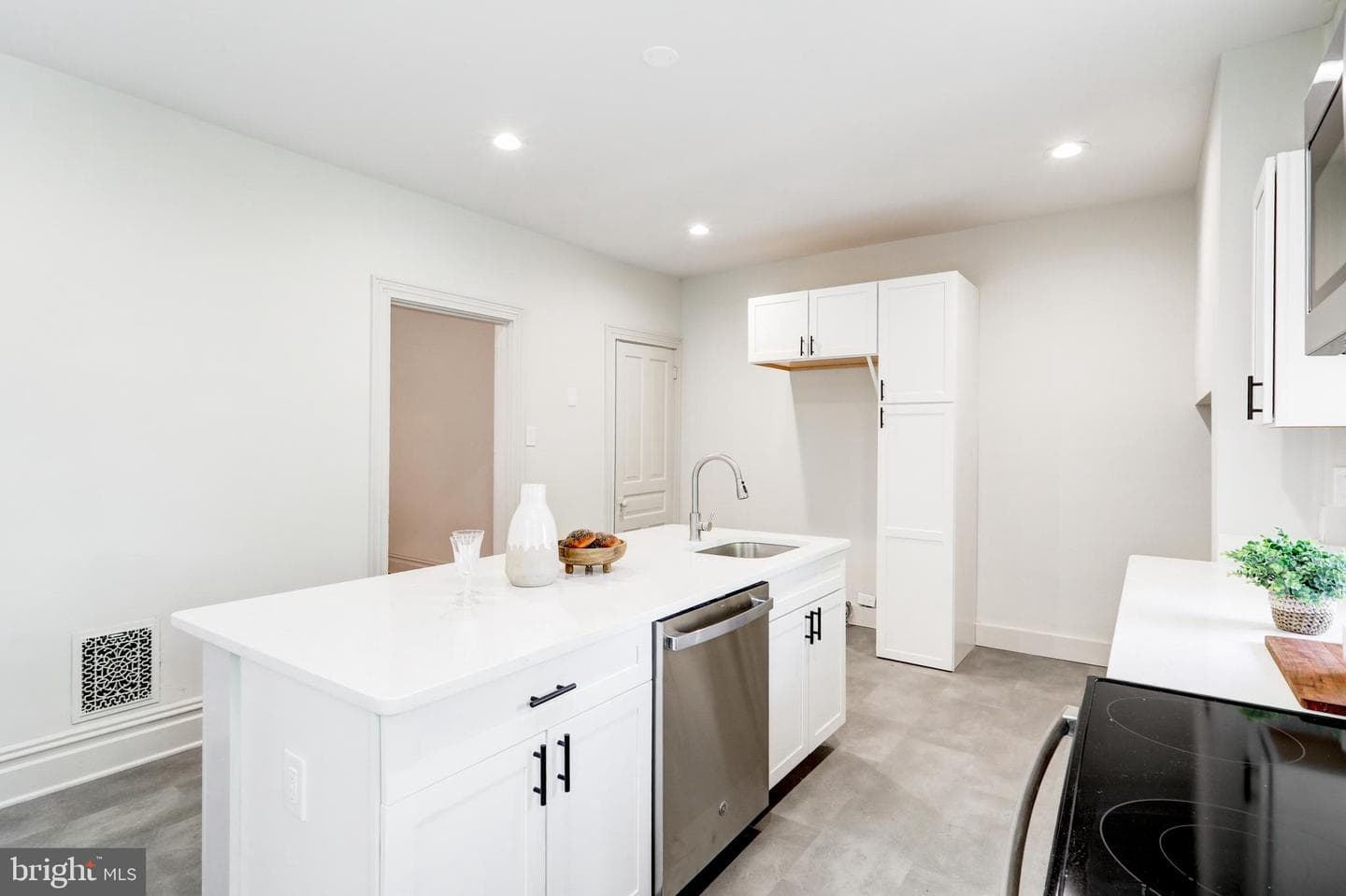 225 N College Street photo 11