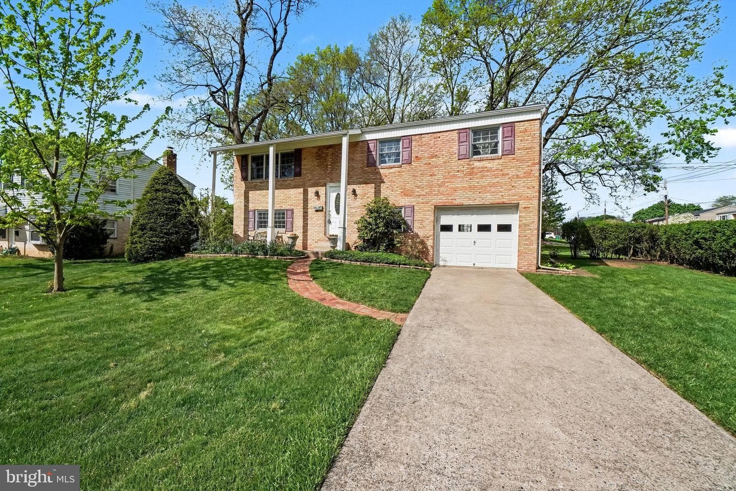 300 Thomas Drive photo 2