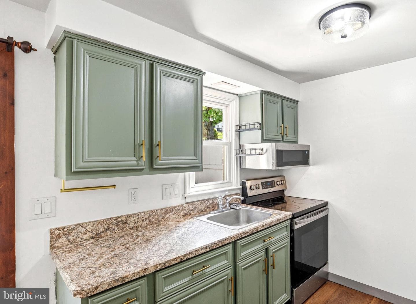 96 Queen Avenue photo 3
