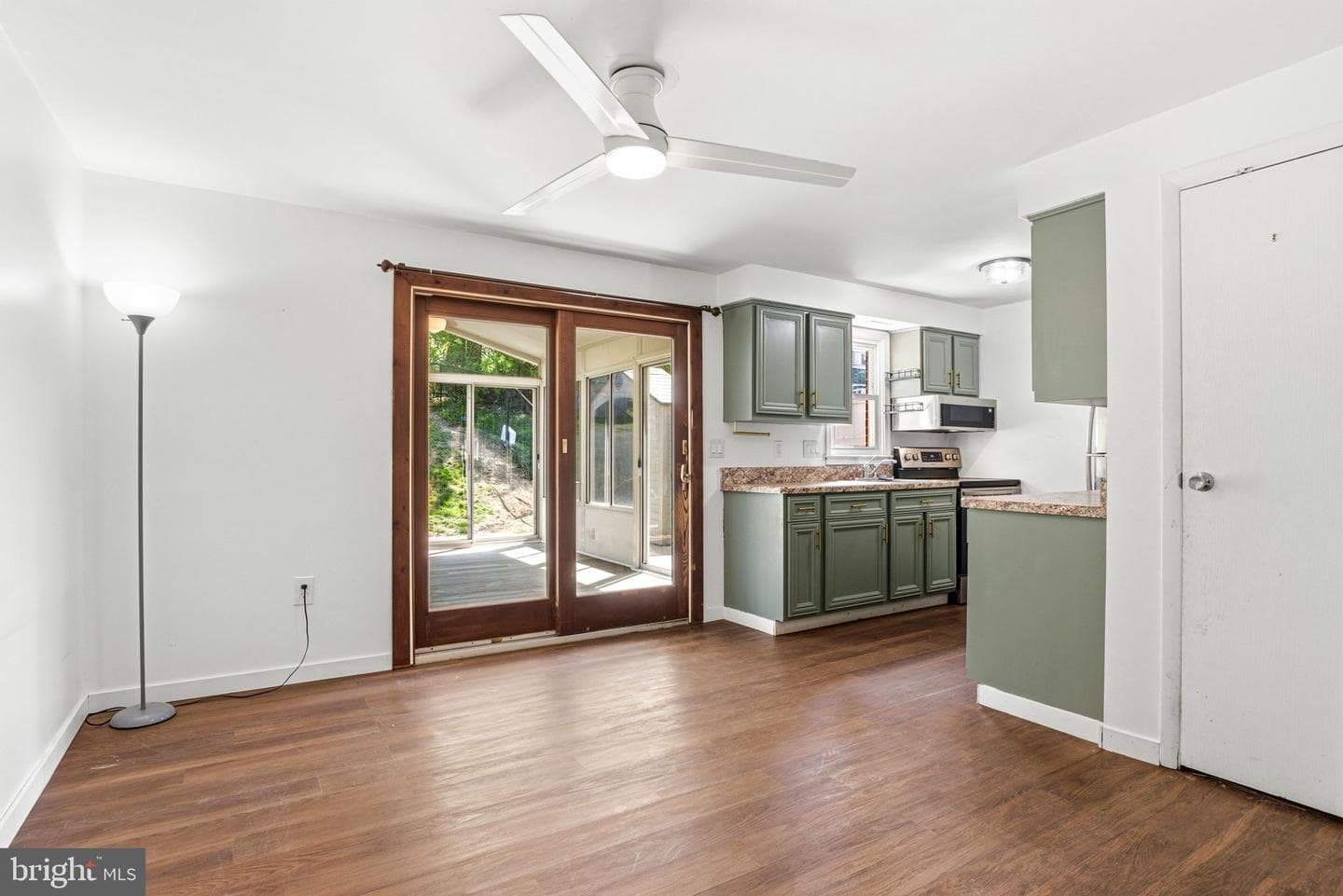 96 Queen Avenue photo 9