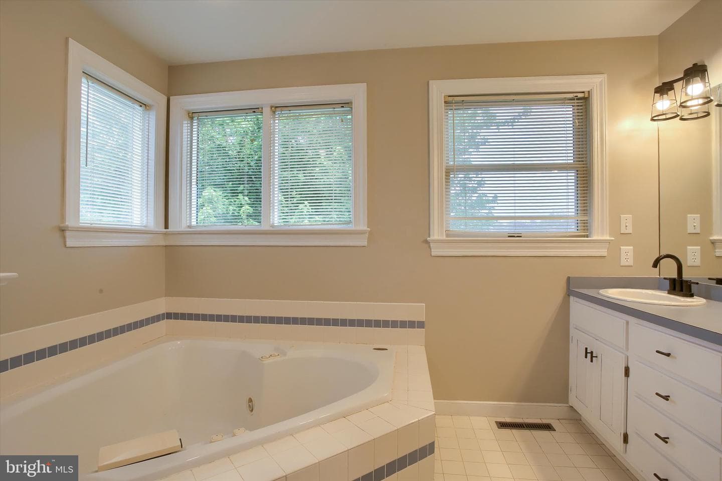328 E Meadow Drive photo 21