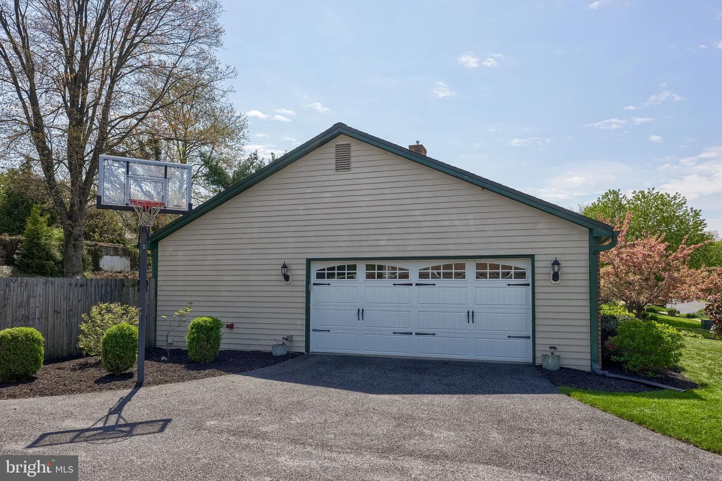 483 Woodcrest Drive photo 5