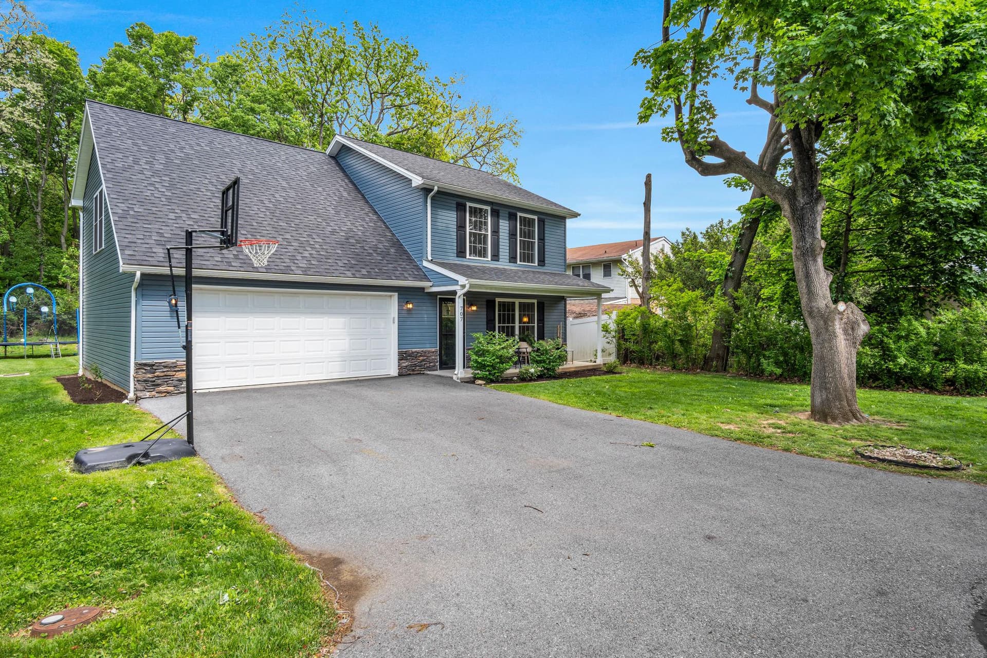 707 Belmont photo 29