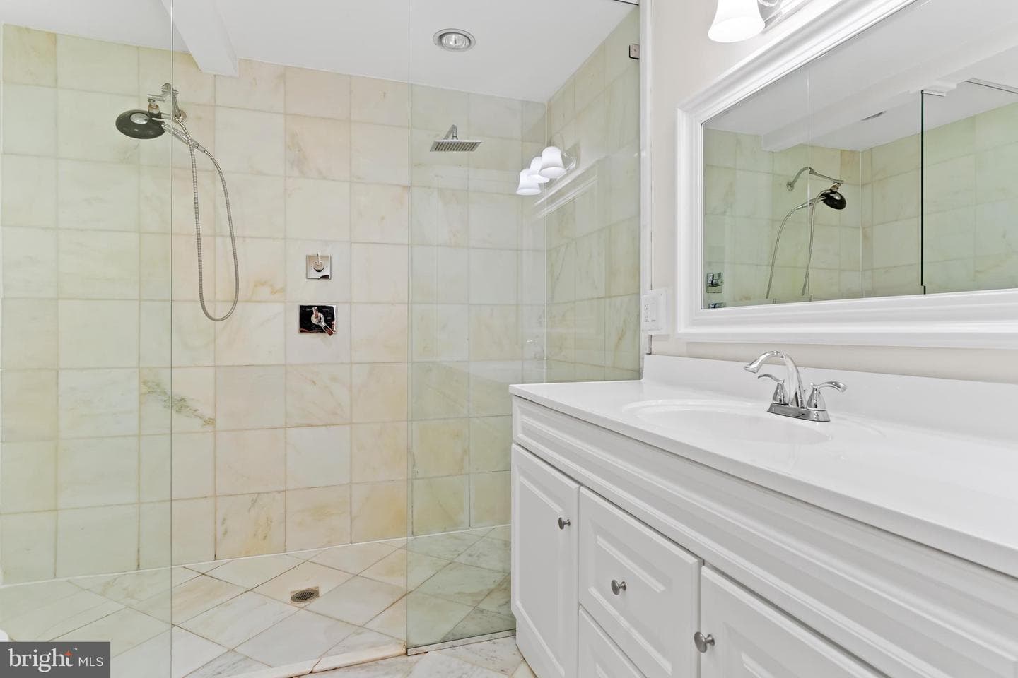 120 Yates Street photo 37