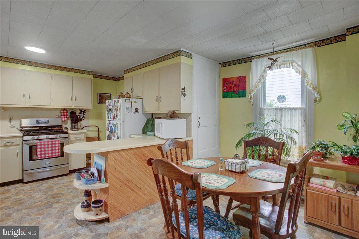 351 E Burd Street photo 9