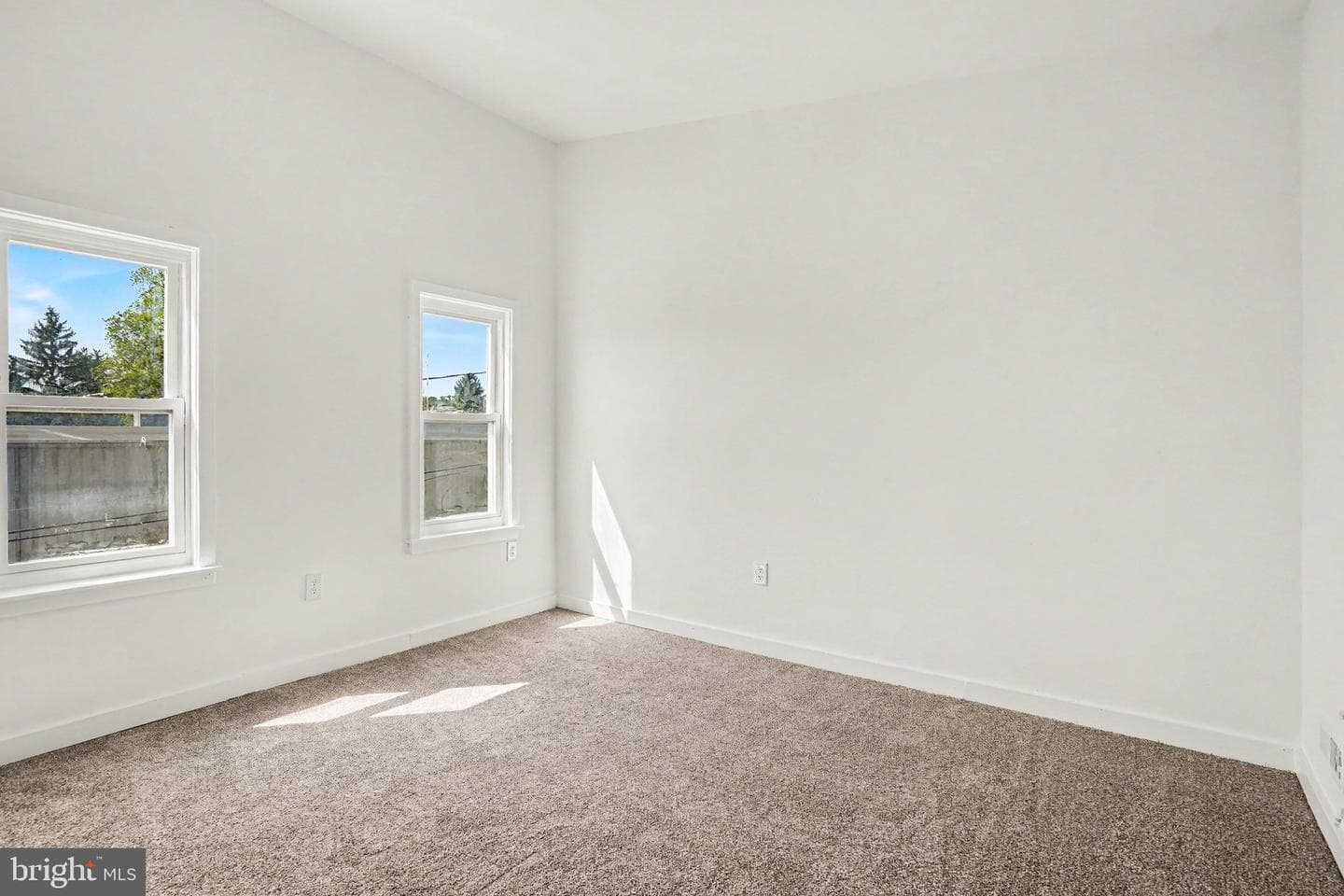 216 W Allen Street photo 22