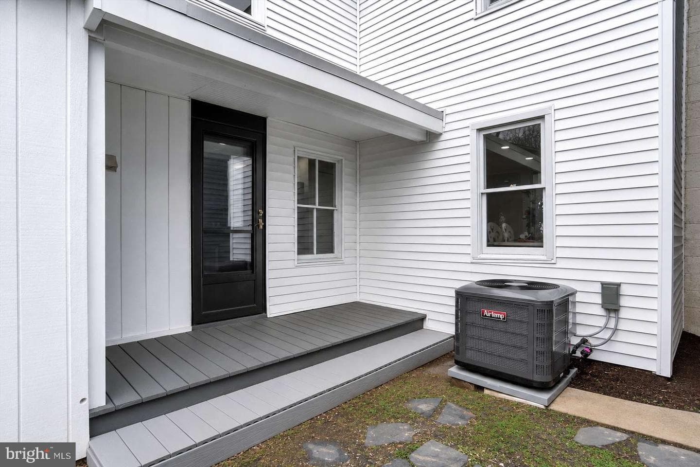 113 N York Street photo 18