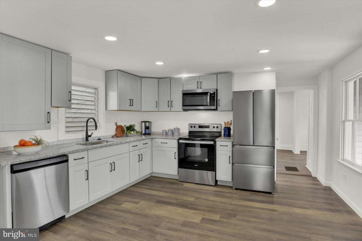 113 N York Street photo 4