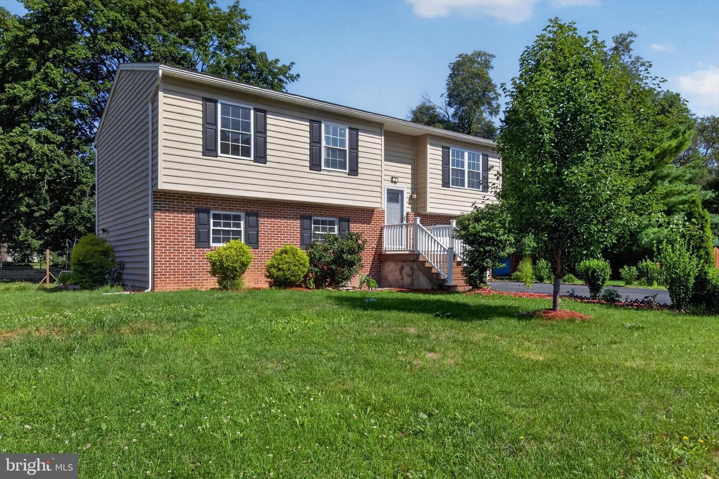 2 Raspberry Dr, Mechanicsburg