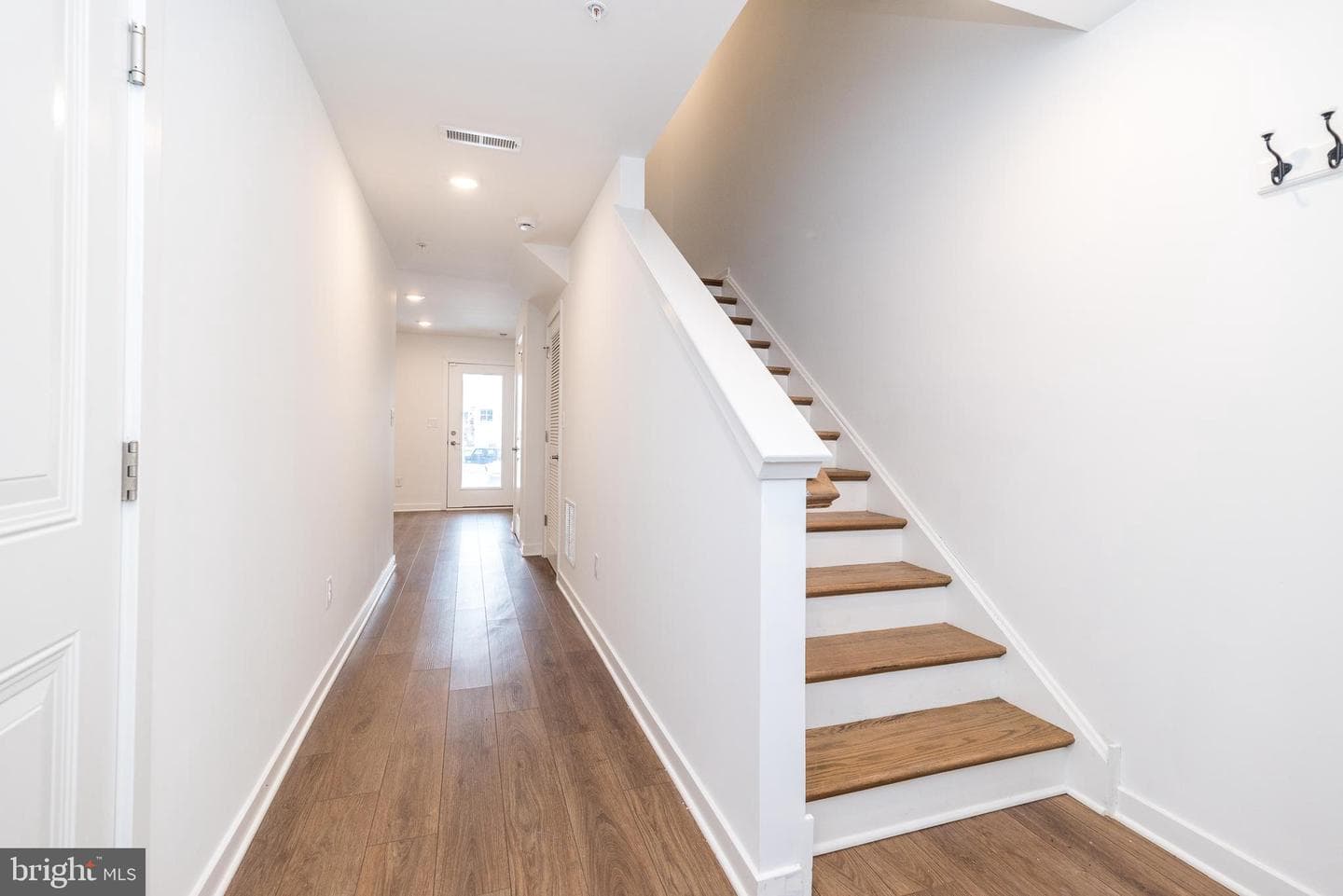 910 Magnolia Lane photo 3