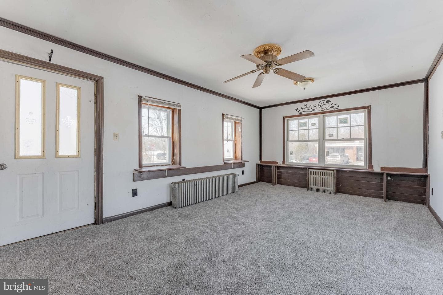 390 Mary St photo 10