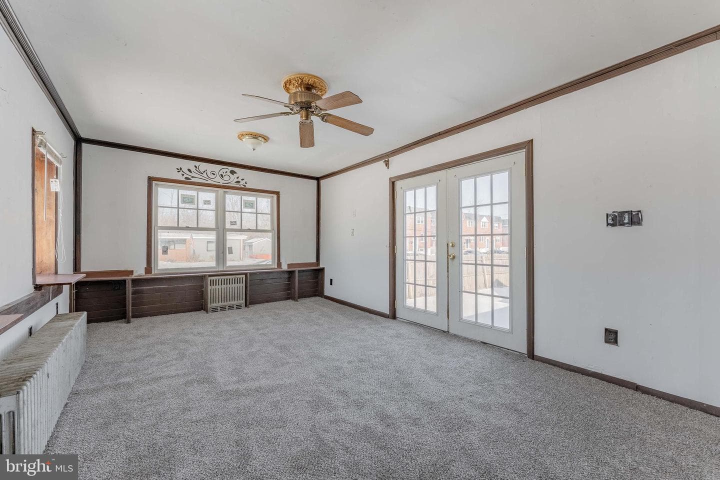 390 Mary St photo 11