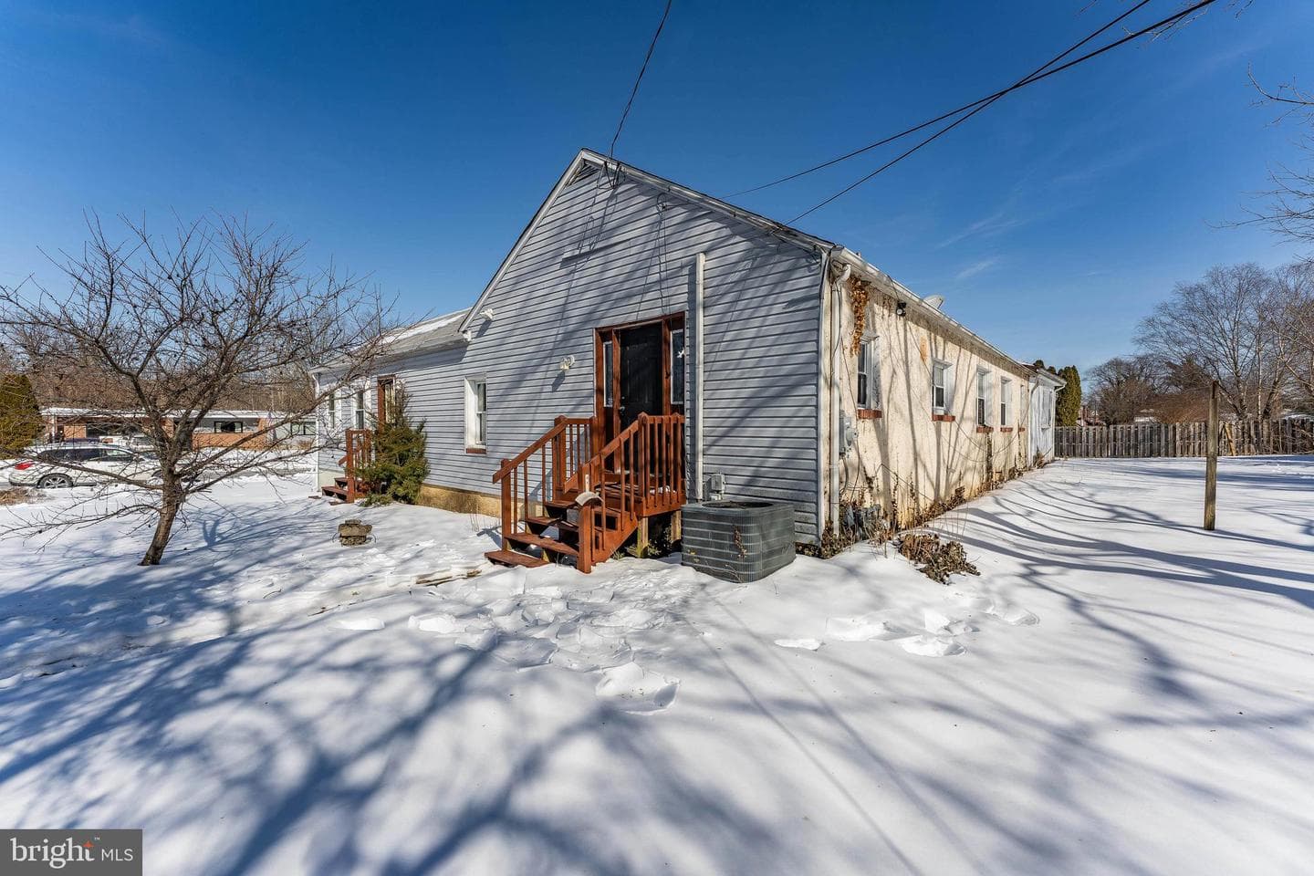 390 Mary St photo 3