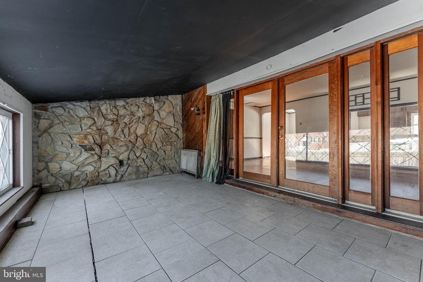 390 Mary St photo 30