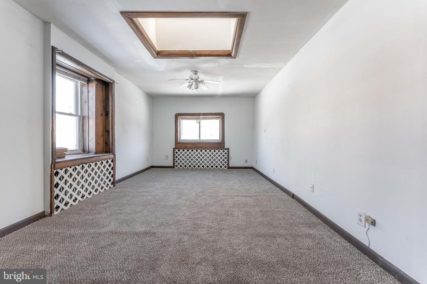 390 Mary St photo 32