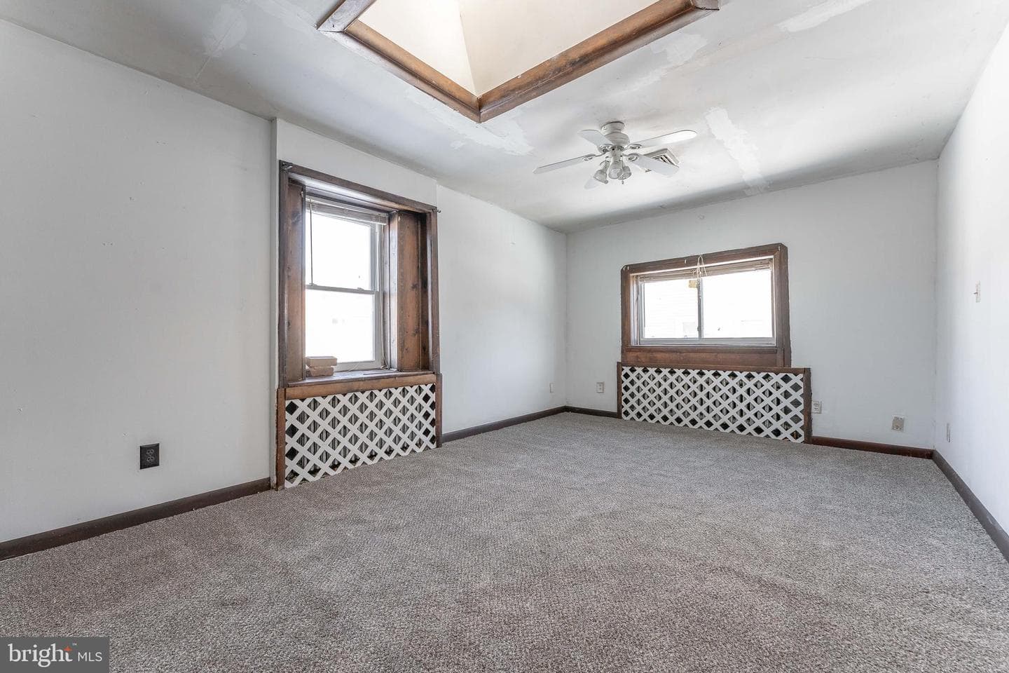 390 Mary St photo 33