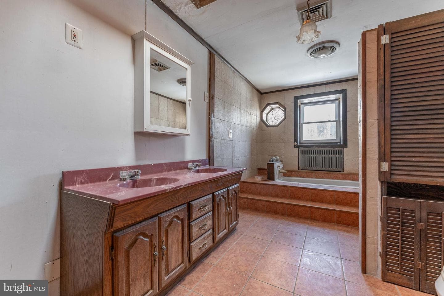 390 Mary St photo 42