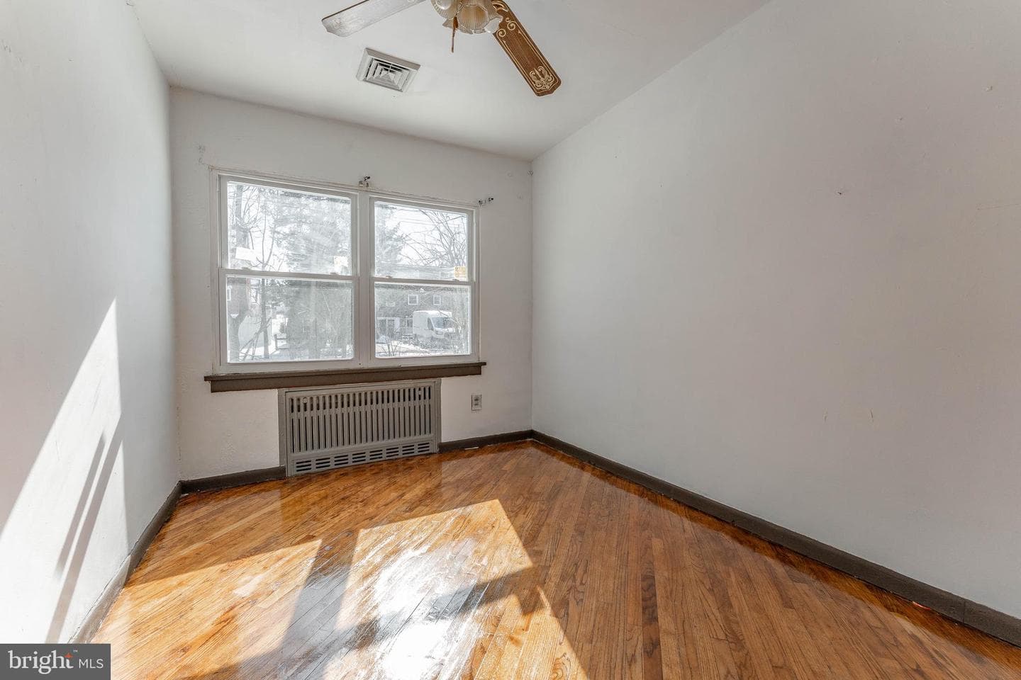 390 Mary St photo 44