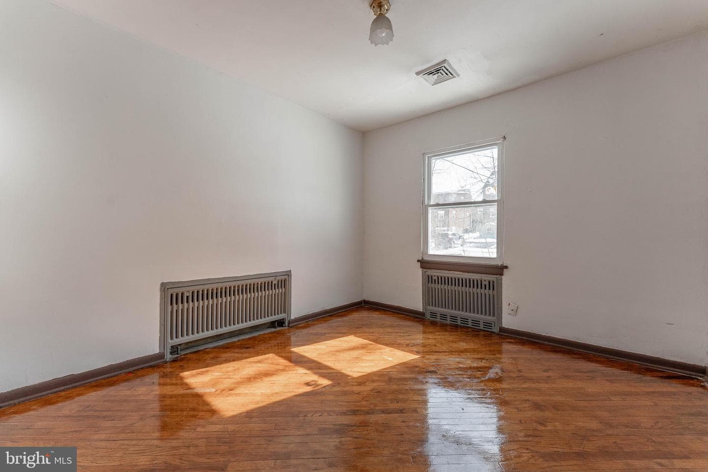 390 Mary St photo 46