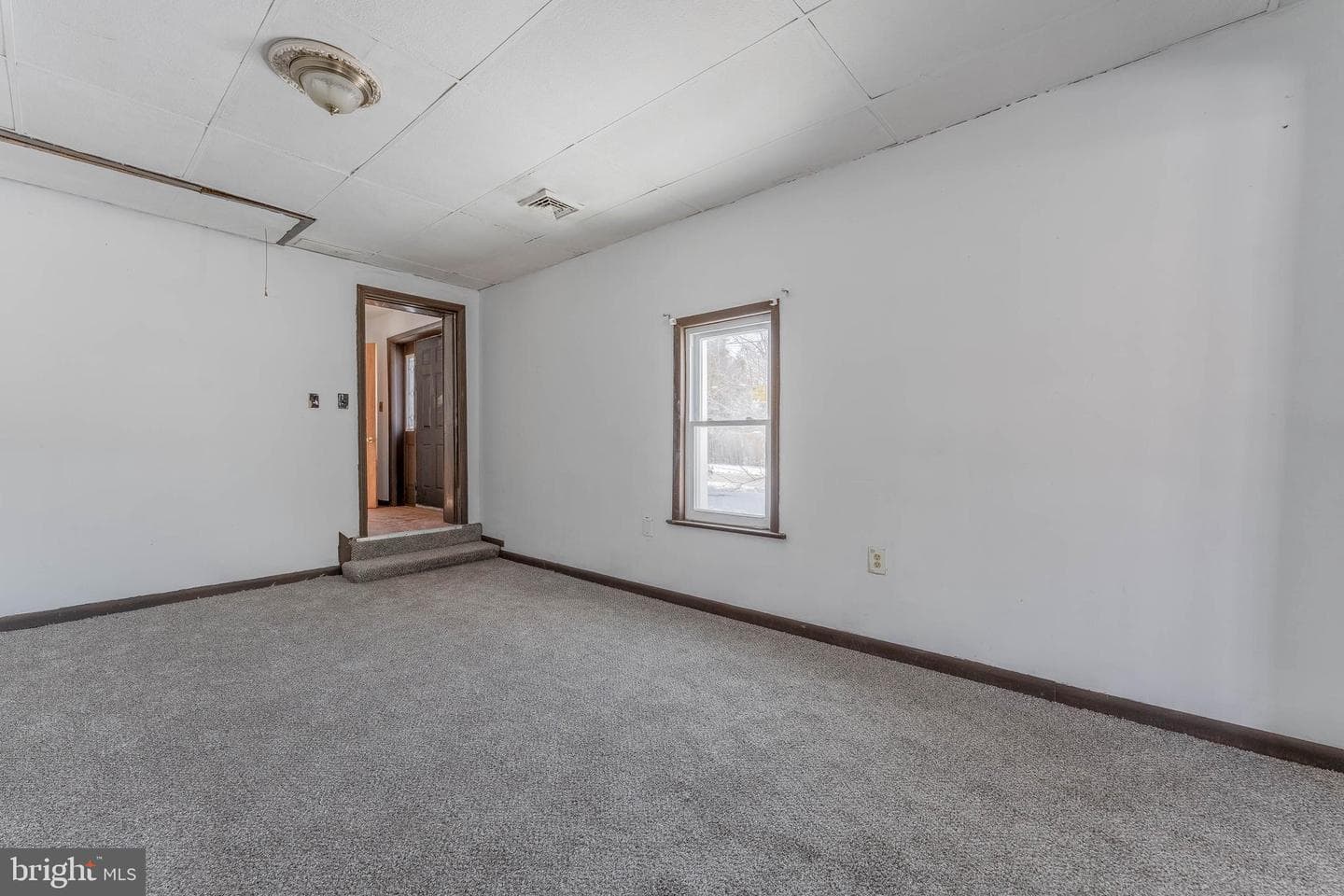 390 Mary St photo 9