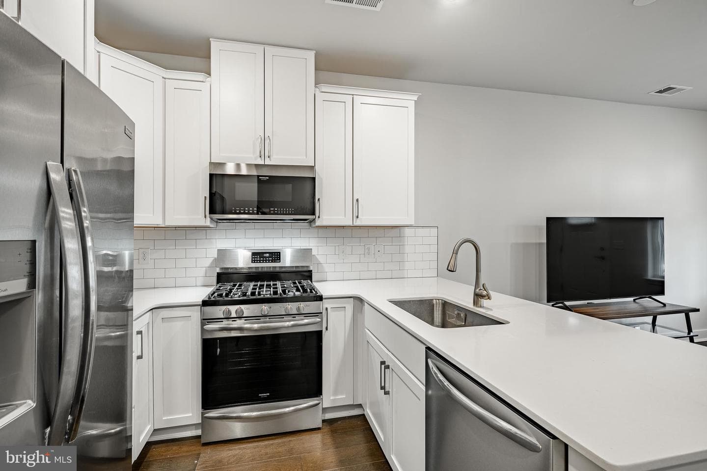 770 Ore Street photo 8