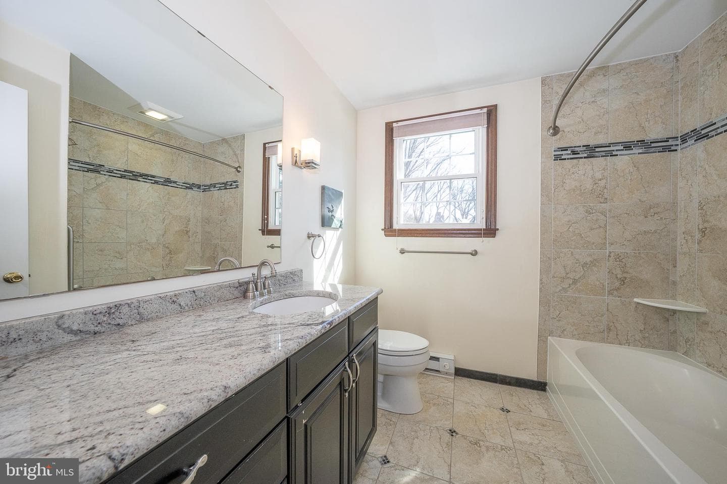 115 Hawthorne Lane photo 32