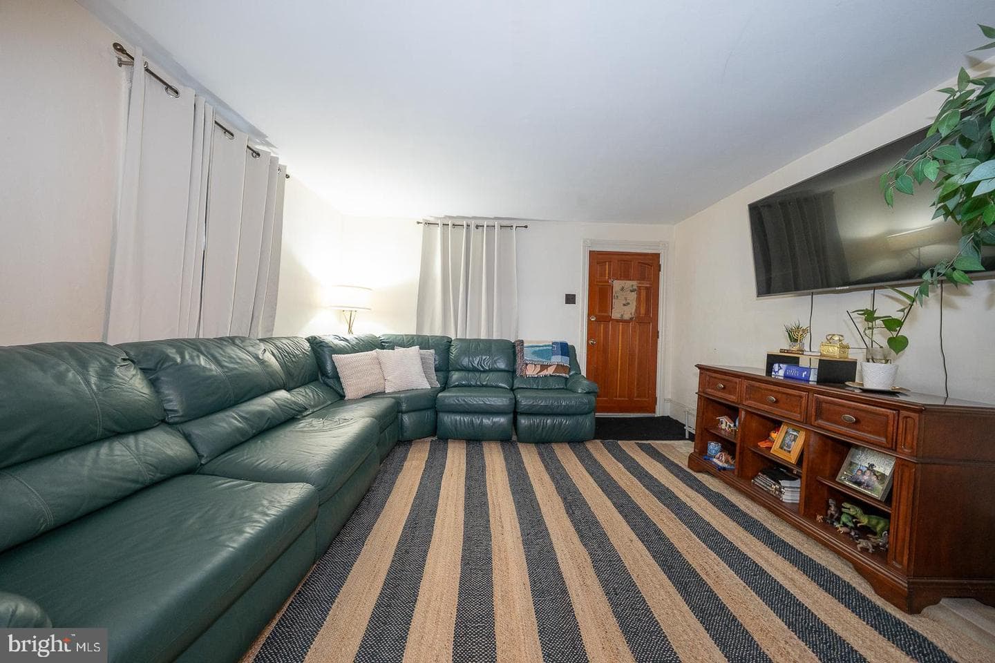 40 Grove Avenue photo 4