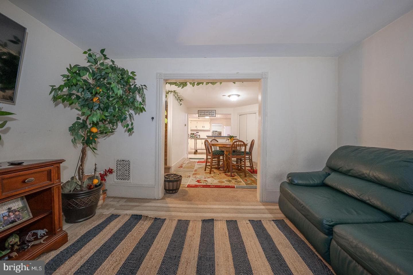 40 Grove Avenue photo 6