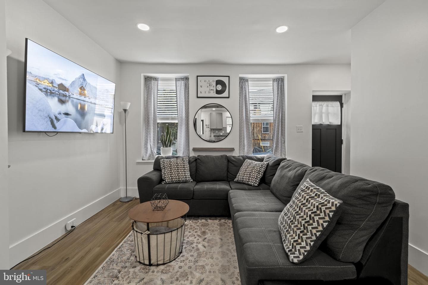 406 W Chestnut Street photo 2