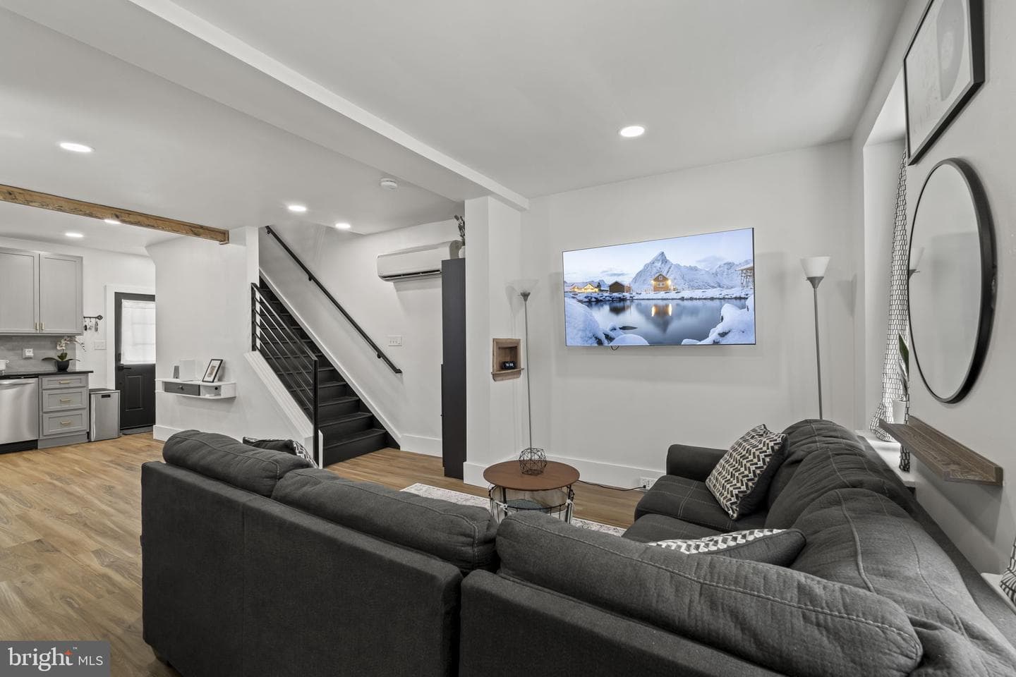 406 W Chestnut Street photo 3