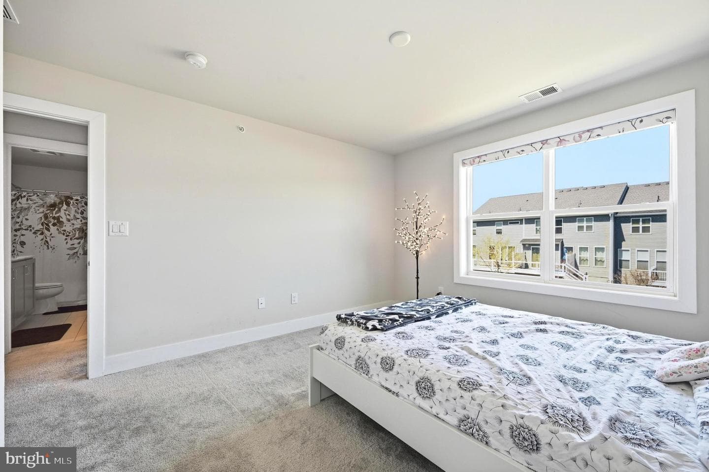 253 Iris Lane photo 32