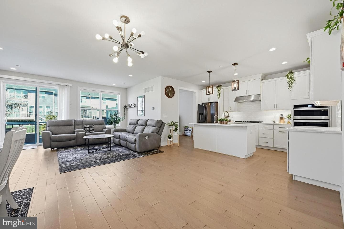 253 Iris Lane photo 5