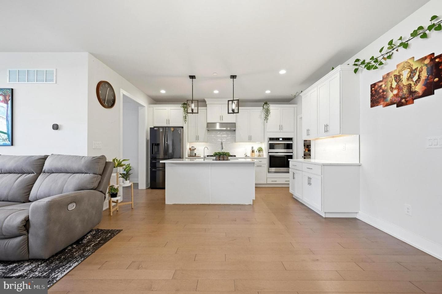 253 Iris Lane photo 6
