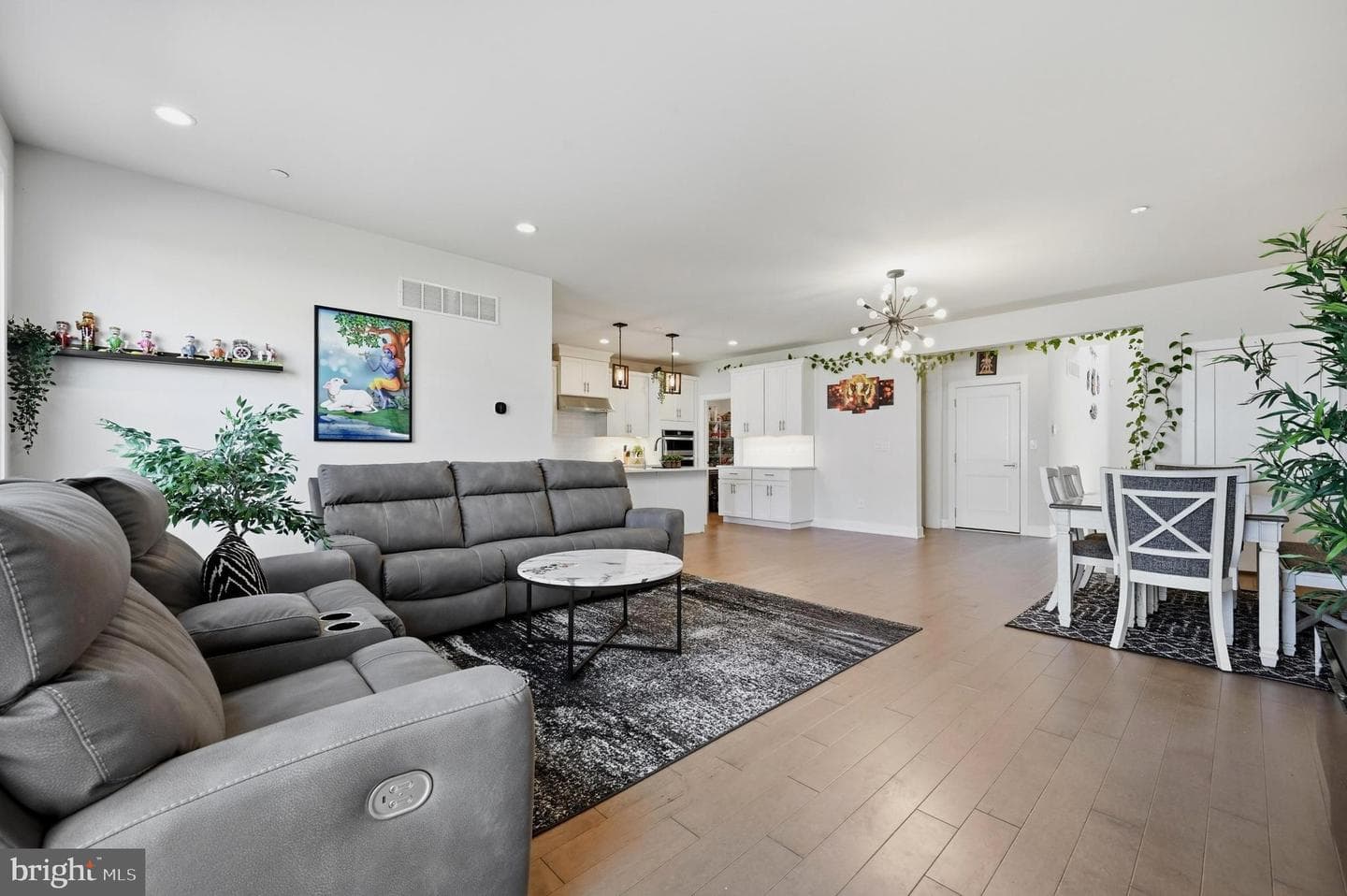 253 Iris Lane photo 7